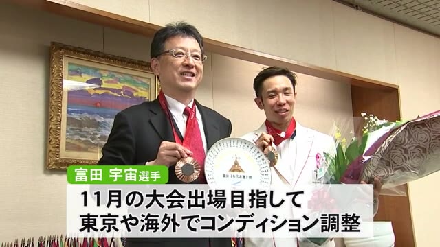 富田宇宙選手が大西熊本市長にパリパラリンピック競泳 銅メダル獲得を報告