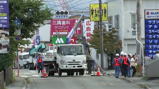 車が信号機の柱に衝突　柱が折れ道をふさぎ約4時間半にわたって通行止め